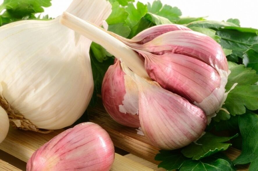 Garlic can be used to remove papillomas